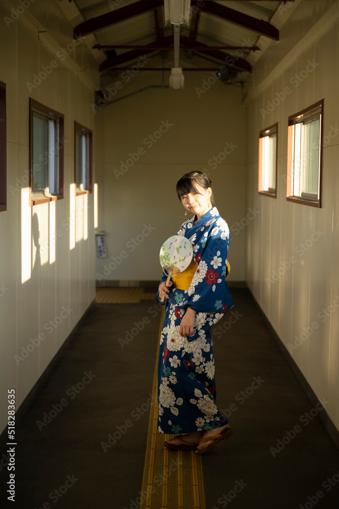 駅　浴衣を着た女性　女子大生　女子高生　日本人　浴衣　和装　夏まつり　花火大会