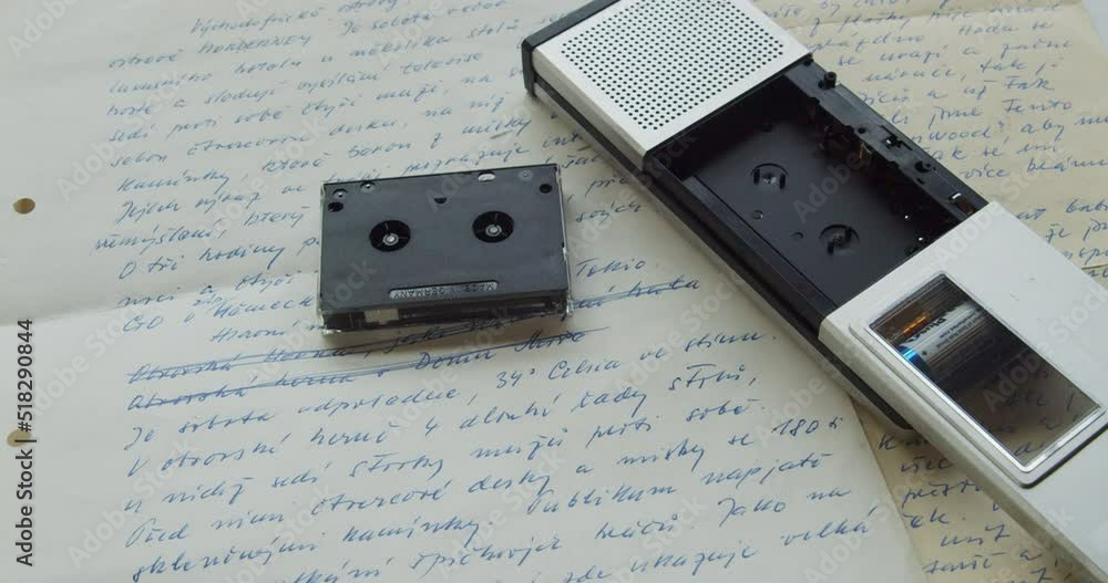 Vidéo Stock A microcassette recorder from the 1980s, lying on top of
