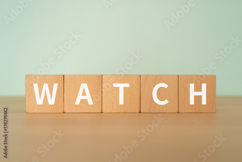 「WATCH」と書かれたブロック 