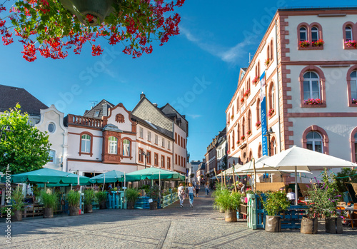 St. Wendel, Saarland, Deutschland – Blick auf den Schlossplatz mit Restaurants im Sommer in der Stadt Sankt Wendel © Petair