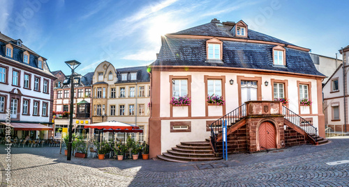 Stadt St. Wendel, Saarland, Deutschland – Innenstadt Panorama historisches altes Rathaus am Fruchtmarkt im Sommer