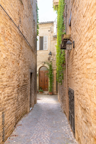 Fototapeta Naklejka Na Ścianę i Meble -  Narrow alley in Italy