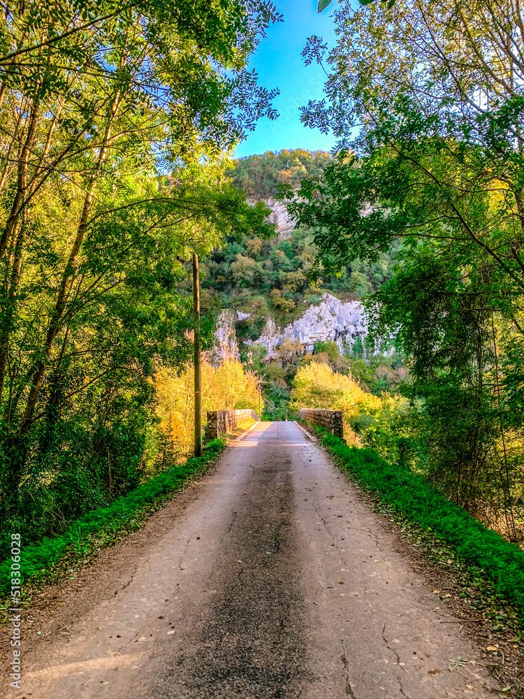 Fototapeta premium Jolie chemin de vacances dans le sud de la France