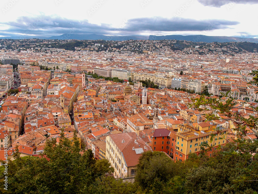 Panoramic view of the old city in Nice, on the French Riviera (Alpes-Maritime, Provence-Alpes-Côte d’Azur, France), from the fortress (looking westwards).
