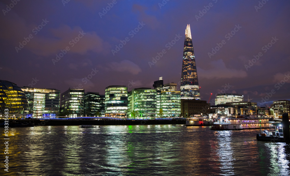 Obraz premium Night view of thames River coast, London city