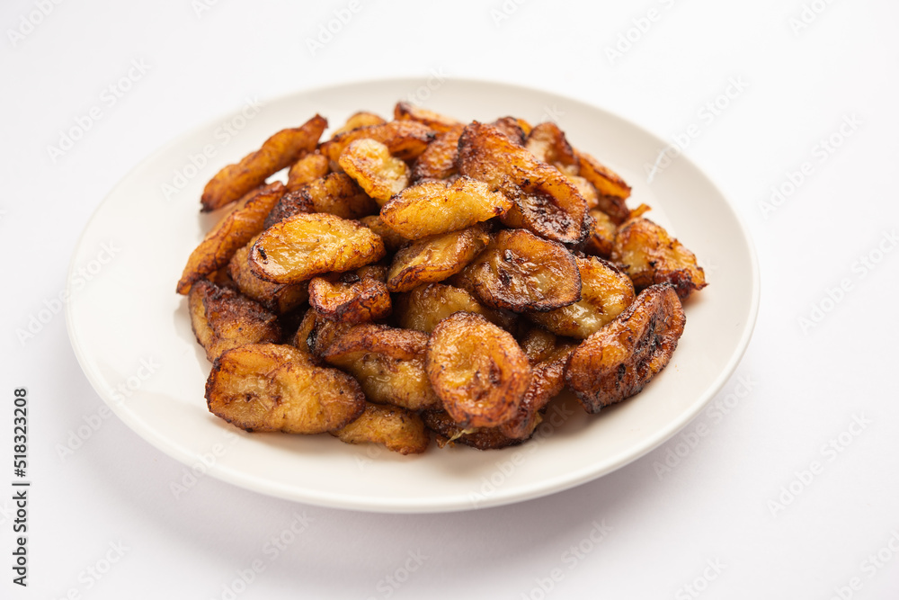 Deep fried ripe plantain slices or pake kele fried chips in a bowl - obrazy, fototapety, plakaty 
