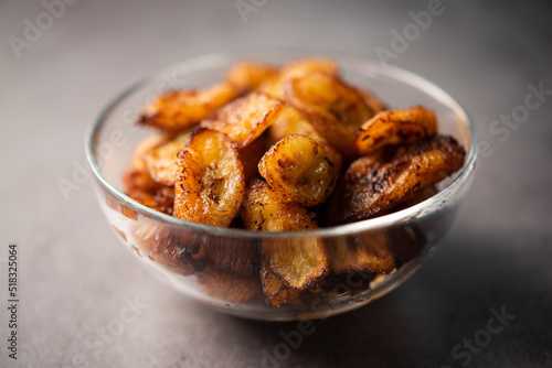 Bilde på lerret Deep fried ripe plantain slices or pake kele fried chips in a bowl