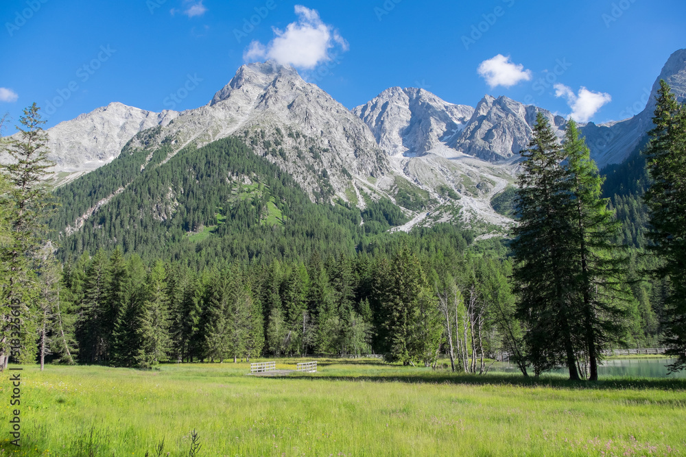 Paisaje natural cerca del Lago Antholzer en la región de Tirol del Sur, Italia