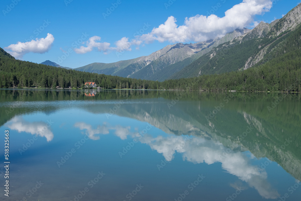 Paisaje en el lago de Antholzer en los Alpes italianos de SudTirol