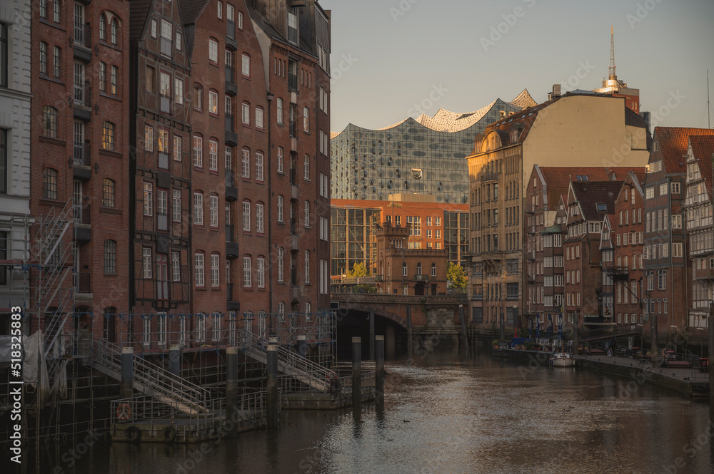 Naklejka premium Deichstraße mit Elbphilharmonie 04