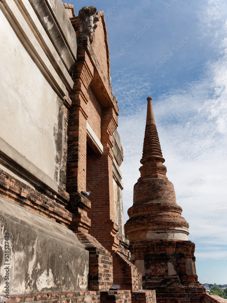 ワット・ヤイチャイモンコンの仏塔と仏像