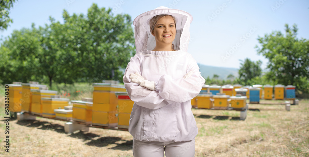 Obraz premium Young female bee keeper on a bee farm