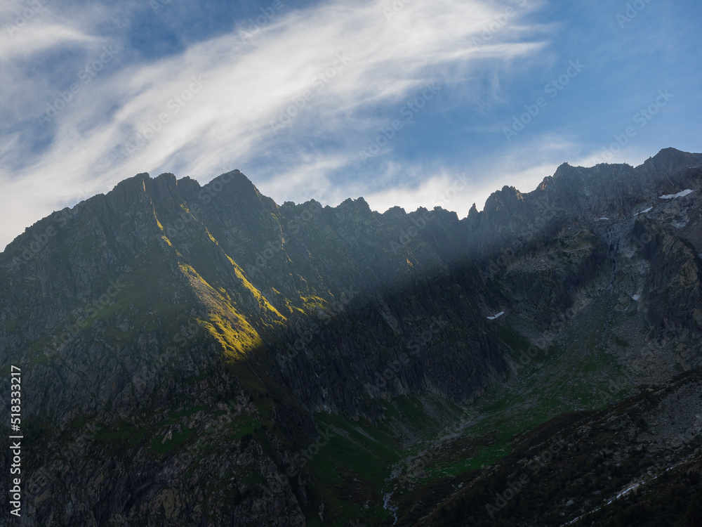 Rayos de sol sobre los Alpes 