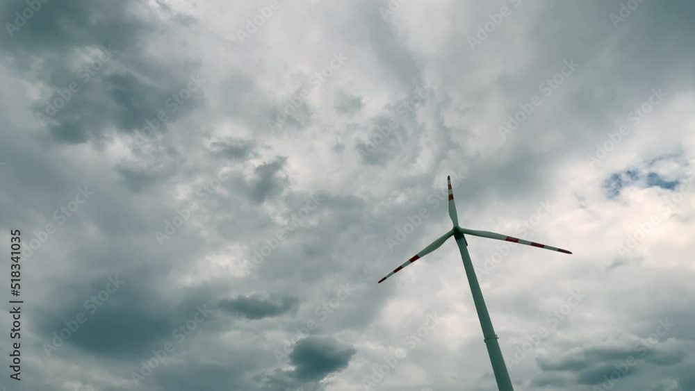 WIATRAK. WIATRAK NA POLU W POCHMURNY DZIEŃ. WIATRAK NA TLE POCHMURNEGO