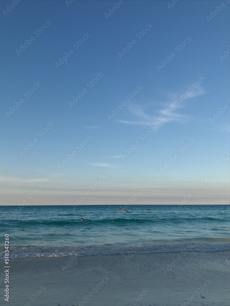 En la playa azul