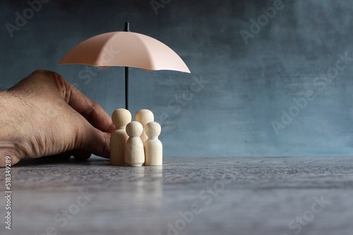 Foto Umbrella and wooden dolls with copy space
