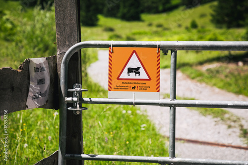 Hinweisschild Weidekühe für Wanderurlauber - Vorsicht Weidekühe