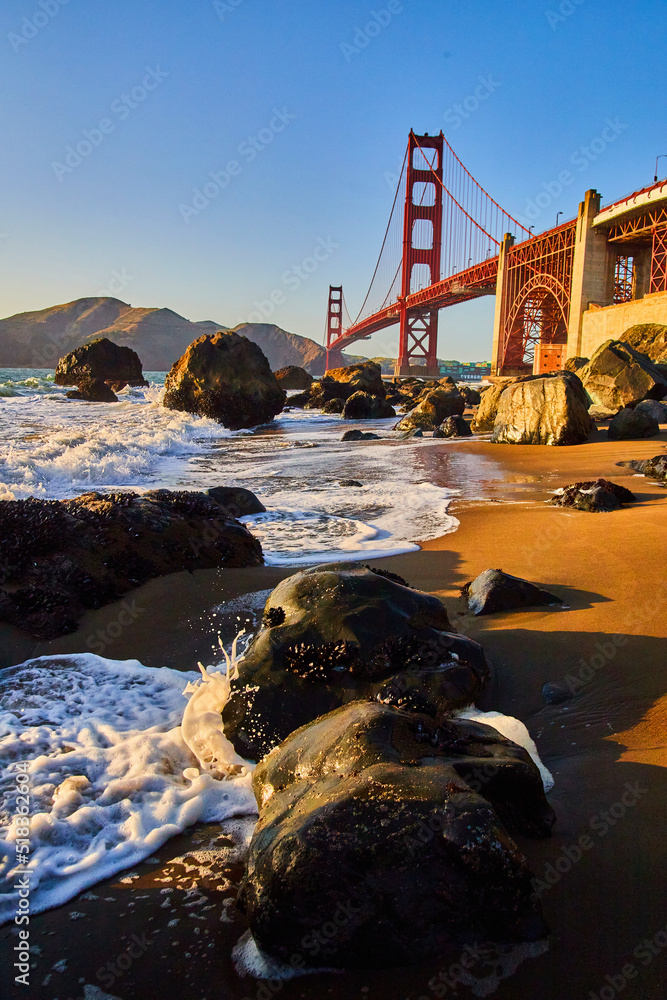Fototapeta premium Waves crashing into rocks on beaches by Golden Gate Bridge