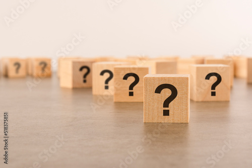 Fotografia front view on many wood cubes with question marks