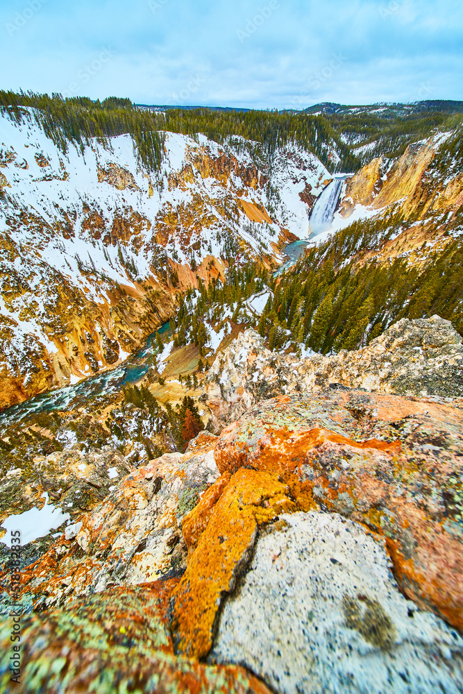 Obraz premium Yellowstone Upper Falls from overlook in winter