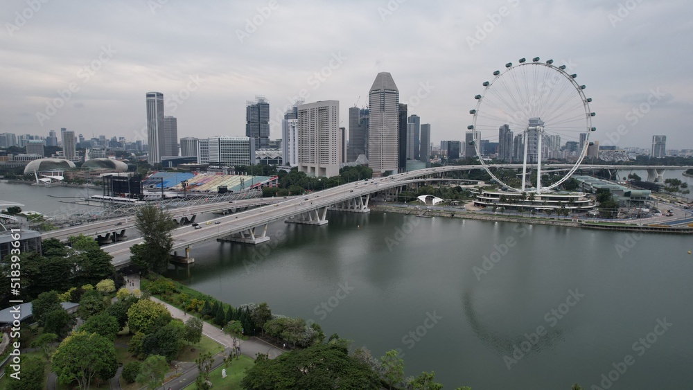 Naklejka premium Marina Bay, Singapore: The Iconic Marina Bay Sands Landmark Hotel, Art Museum and Surrounding Tourist Attraction Areas