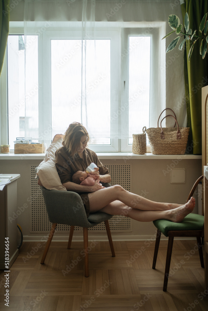© Pietro Karras/Stocksy - Mother feeding newborn baby with formula © Pietro Karras/Stocksy - Mother feeding newborn baby with formula