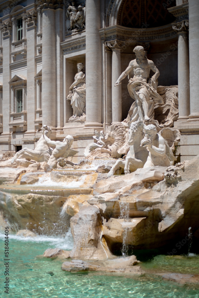 Roma, fontana di trevi in daylight Roma, fontana di trevi in daylight