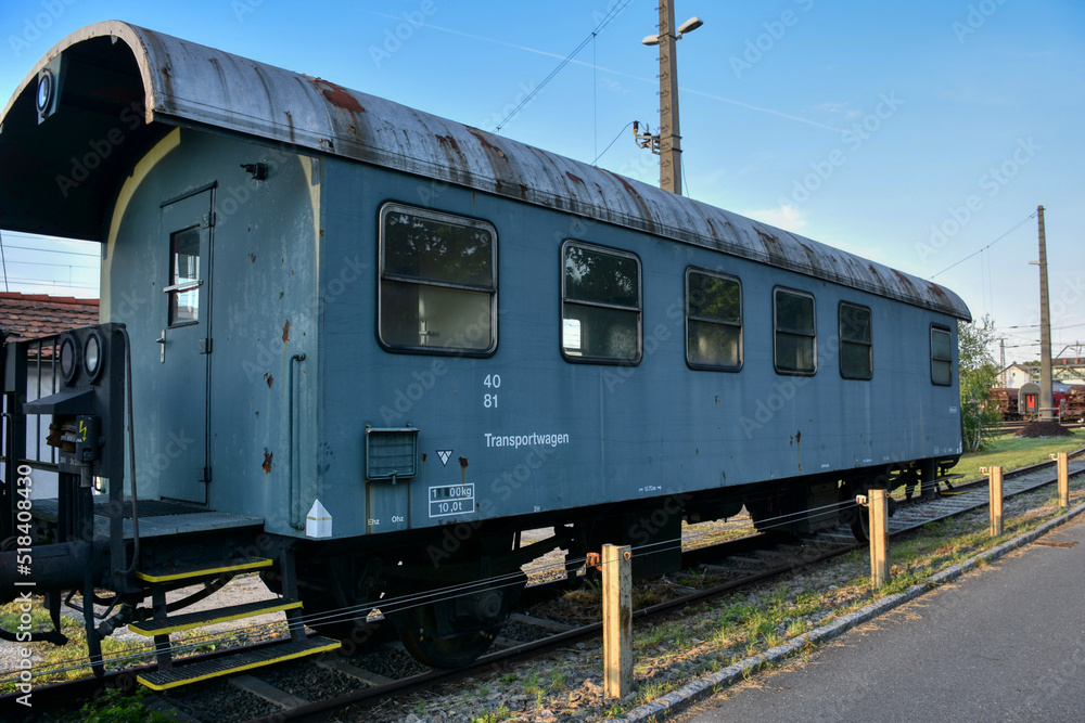 Obraz premium Siegmundsherberg, Personenzugwagen, ausgemustert, Epoche 3, Spantenwagen, Nahverkehr, Postwagen, Reisewagen, Plattform, Geländer, Stiege, Treppe, Kupplung, Fenster, grün, Umbauprogramm, Nachkriegszeit