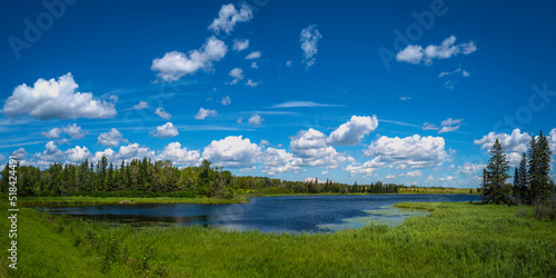 Fotografía Tranquil landscape and dramatic cloudscape over Sand Lake near Riding Mountain N