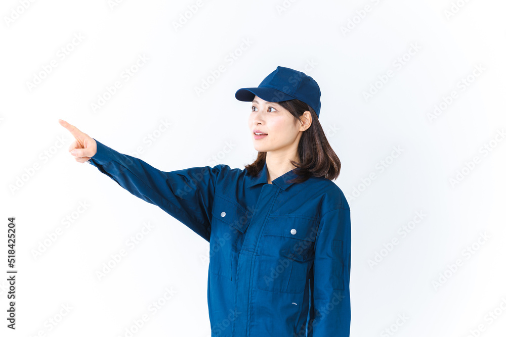 安全確認をする作業服を着た女性 安全確認をする作業服を着た女性