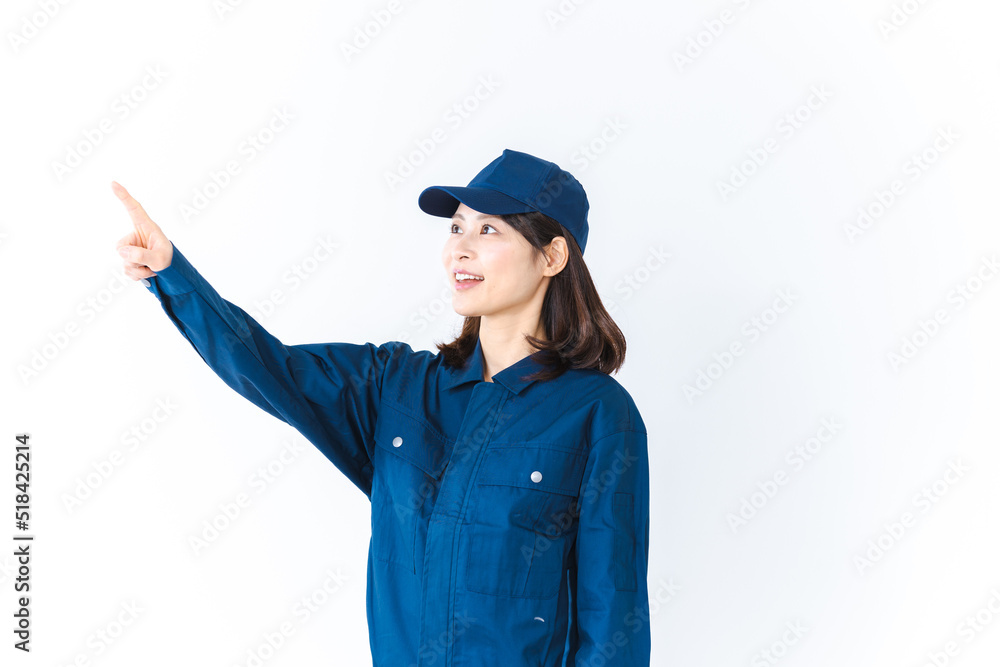安全確認をする作業服を着た女性