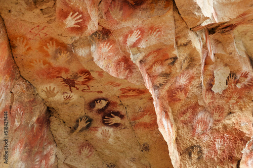 Cueva de las Manos, Argentina. Arte Rupestre Argentina. Pinturas con Manos. Handprints On Rock At Cueva De Las Manos