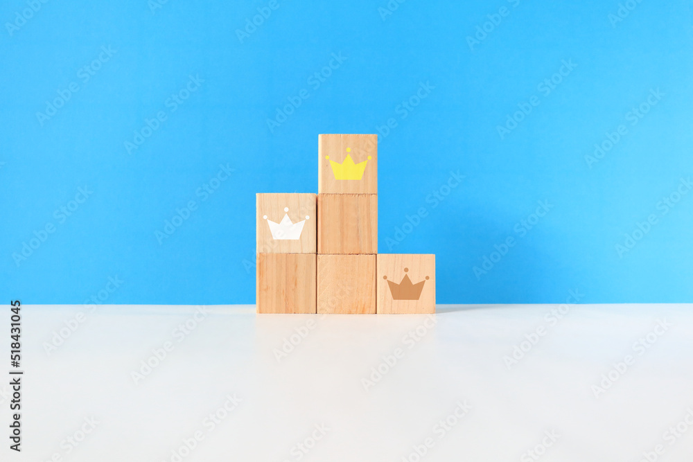 Obraz premium 表彰台と金銀銅の王冠 2