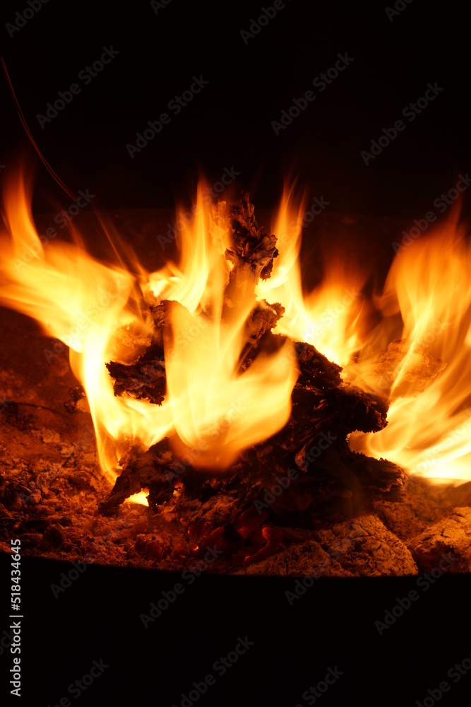 Das Lagerfeuer ist fast niedergebrannt. Eine alte Wurzel brennt. Es ist Nacht, die Flammen sind hell und gelb. Alle haben gegessen und getrunken. Das Lagerfeuer ist fast niedergebrannt. Eine alte Wurzel brennt. Es ist Nacht, die Flammen sind hell und gelb. Alle haben gegessen und getrunken.