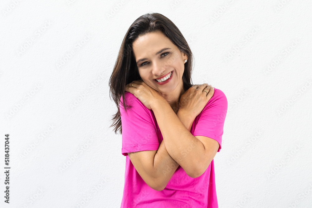 Mulher morena bonita passando mensagem carinho Mulher morena bonita passando mensagem carinho