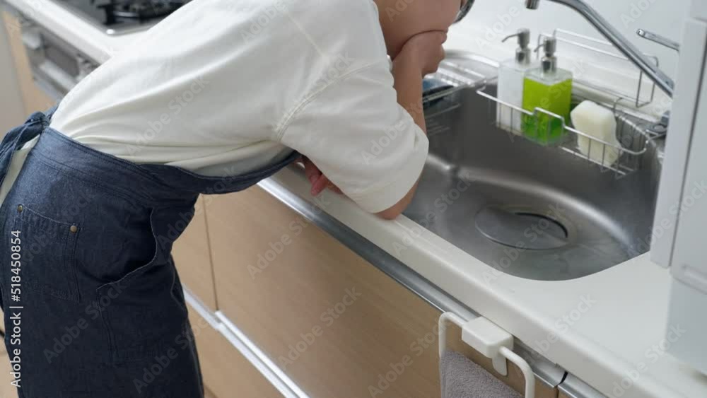60p 妊娠してつわりに苦しむ料理中の女性(家事・主婦・キッチン) 60p 妊娠してつわりに苦しむ料理中の女性(家事・主婦・キッチン)