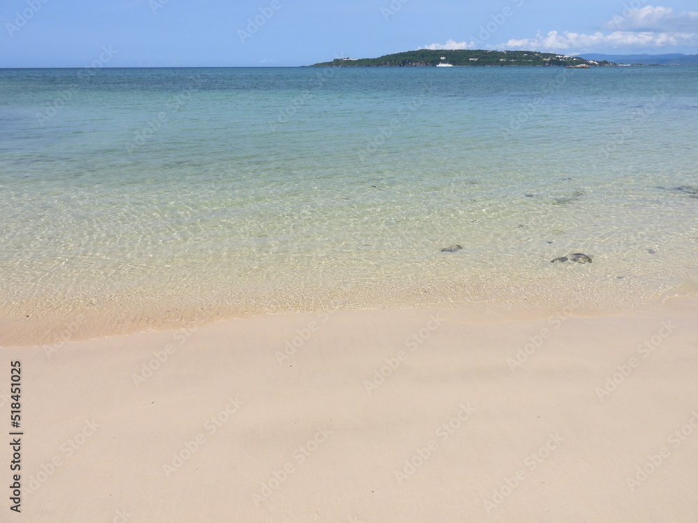 Fototapeta premium 沖縄の砂浜 白いビーチ