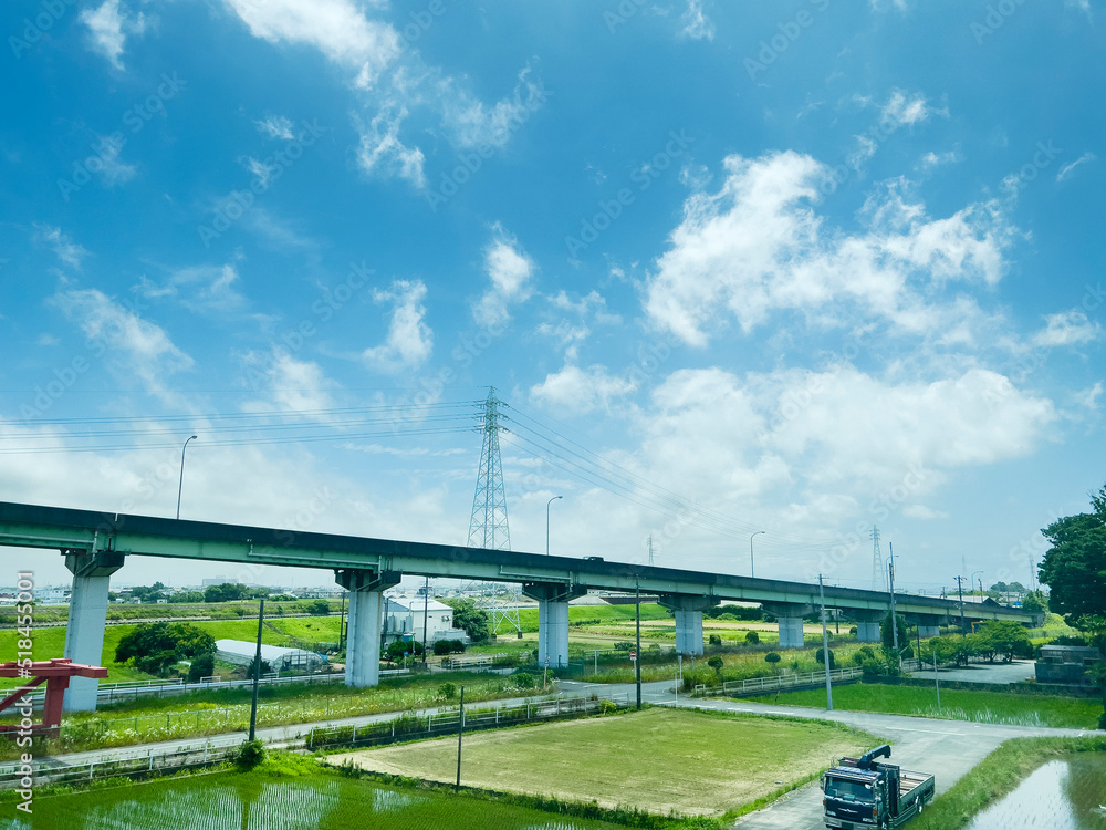 Fototapeta premium 晴れの日の高速道路のある田園風景