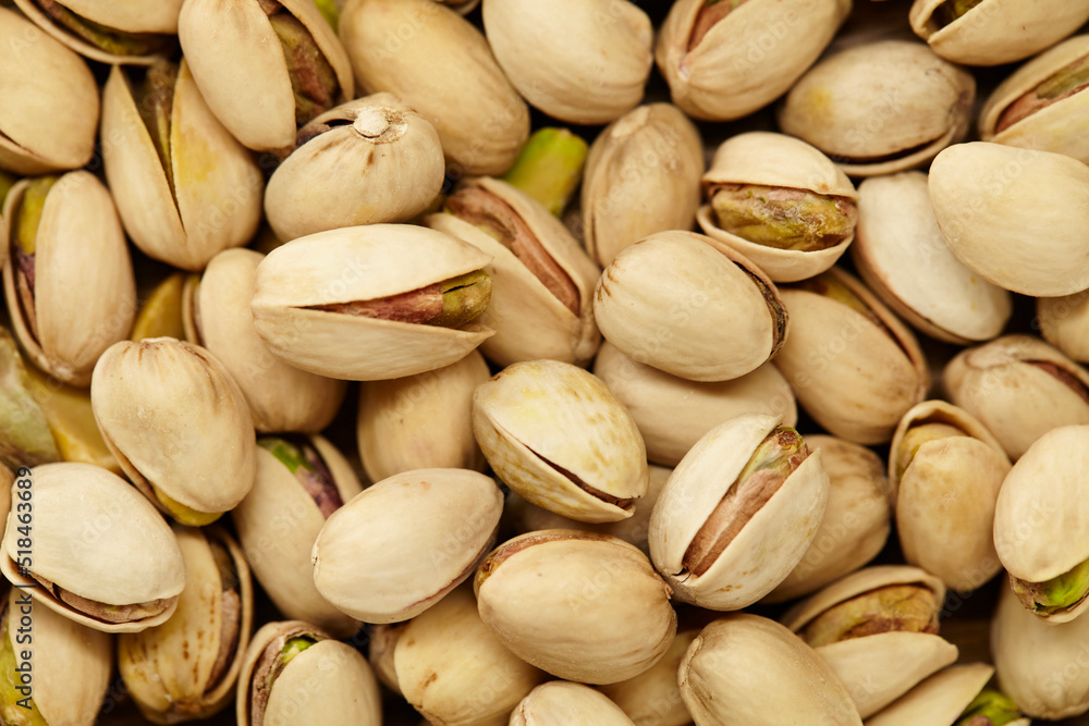 Close up de grupo de pistachos tostados desde plano cenital