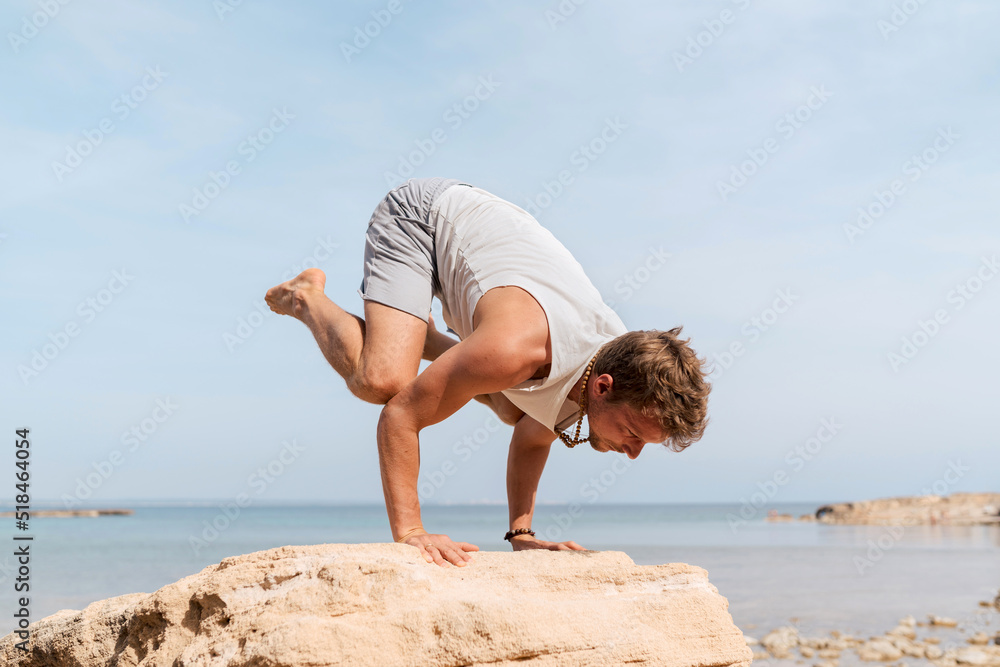 © Lucas Ottone/Stocksy - Yogui working out outdoors