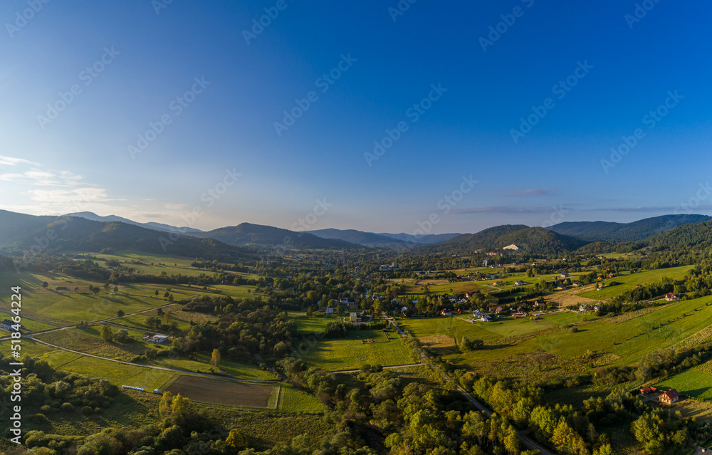 Fototapeta premium Wysowa Zdrój, panorama w Beskidzie Niskim, gmina Uście Gorlickie