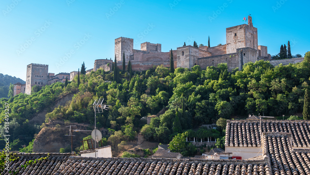 Vista de la majestuosa Alhambra sobre los tejados de las casas de la ciudad de Granada, España