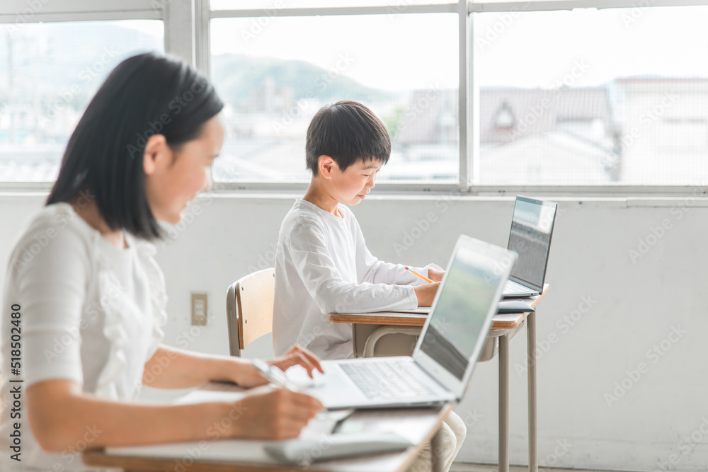 パソコンを使って勉強する日本人の子供(ICT教育・授業・生徒・笑顔)
パソコンを使って勉強する日本人の子供(ICT教育・授業・生徒・笑顔)