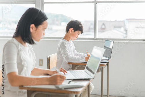 パソコンを使って勉強する日本人の子供（ICT教育・授業・生徒）
