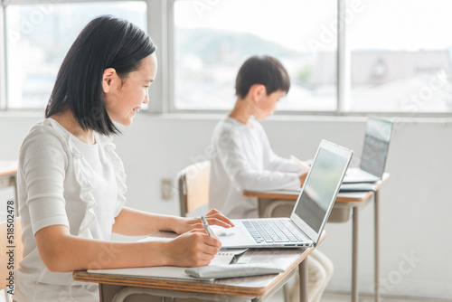 パソコンを使って勉強する日本人の子供（ICT教育・授業・生徒・笑顔）  © buritora