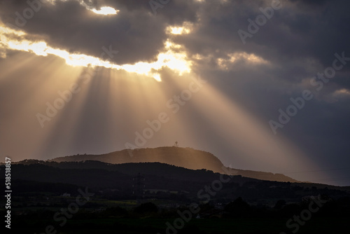 rayos divinos sobre el Puig de Cura, viña des pou de Sa Carrera, viñas Mesquida Mora, Porreres, Mallorca, balearic islands, Spain