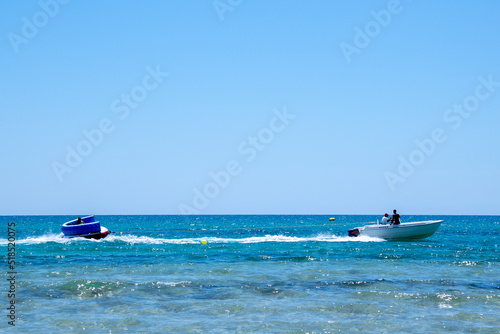 Fototapeta Naklejka Na Ścianę i Meble -  bouée tirée par un bateau sur une plage