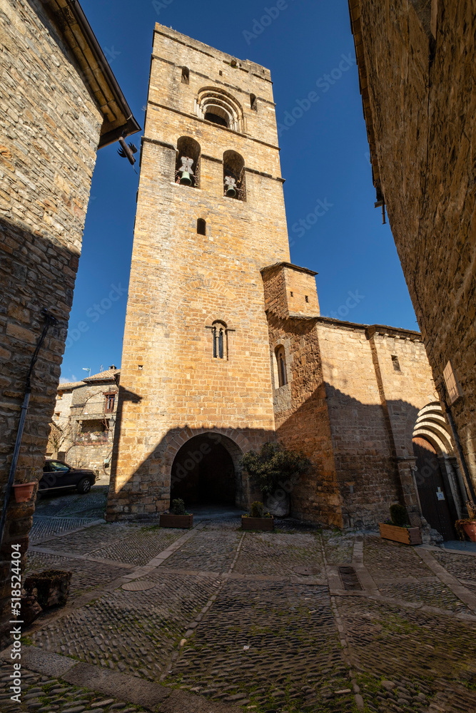 Iglesia parroquial de Santa María,  iniciada en el siglo XI d. C. y finalizada en el XII, Aínsa, Huesca, Aragón, cordillera de los Pirineos, Spain
