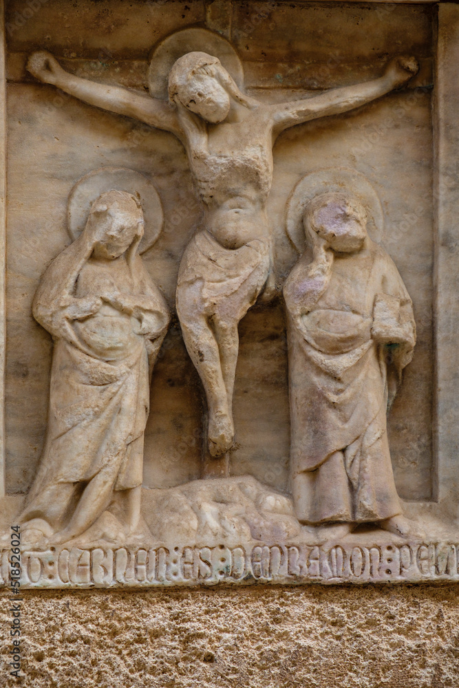 Crucifixió, bajo relive del siglo XIV, muro occidental de la iglesia de Santa Eulália, Palma, Mallorca, balearic islands, Spain