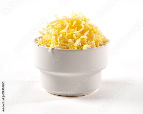queso mozzarella rallado en un bol blanco photo